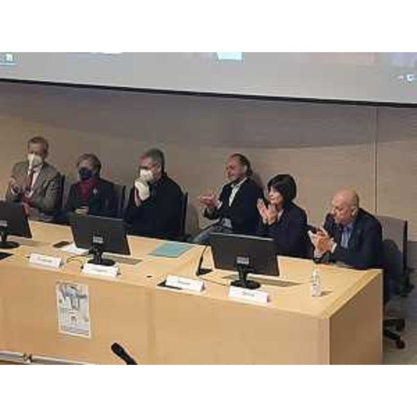 L'assessore regionale all'Università Alessia Rosolen (seconda da destra nella foto) nell'Aula Magna dell'ospedale di Cattinara - L'assessore regionale all'Università Alessia Rosolen (seconda da destra nella foto) nell'Aula Magna dell'ospedale di Cattinara