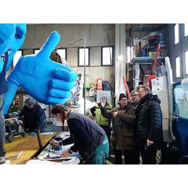 L'assessore regionale Fabio Scoccimarro mentre visita il capannone delle Compagnie del carnevale di Muggia - L'assessore regionale Fabio Scoccimarro mentre visita il capannone delle Compagnie del carnevale di Muggia 