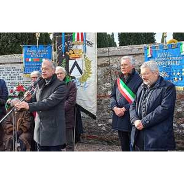 L'intervento del presidente Piero Mauro Zanin all'esterno del cimitero di Udine. Al suo fianco l'assessore udinese Fabrizio Cigolot e il consigliere regionale Furio Honsell (primo da destra) - L'intervento del presidente Piero Mauro Zanin all'esterno del cimitero di Udine. Al suo fianco l'assessore udinese Fabrizio Cigolot e il consigliere regionale Furio Honsell (primo da destra)