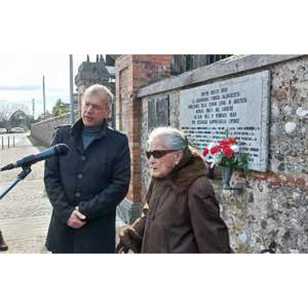 Il presidente Zanin assieme a Paola Del Din davanti alla lapide che ricorda l'eccidio dei partigiani - Il presidente Zanin assieme a Paola Del Din davanti alla lapide che ricorda l'eccidio dei partigiani