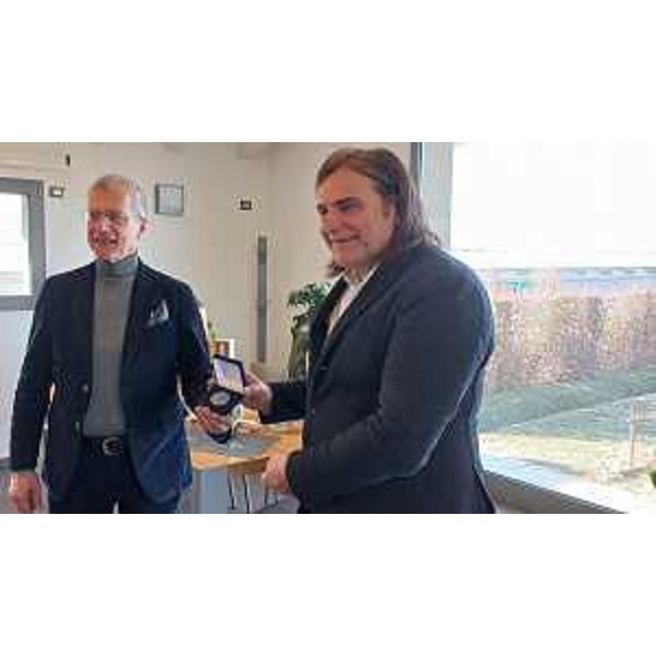 Piero Mauro Zanin (a sinistra nella foto) consegna il sigillo del Consiglio Regionale all'imprenditore Zeno Roma - Piero Mauro Zanin (a sinistra nella foto) consegna il sigillo del Consiglio Regionale all'imprenditore Zeno Roma