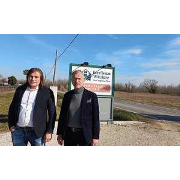 Il presidente Zanin (a destra) e Roma all'esterno del punto vendita "Eccellenze friulane" - Il presidente Zanin (a destra) e Roma all'esterno del punto vendita "Eccellenze friulane"