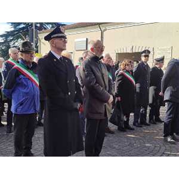 Una fase della cerimonina svoltasi in piazza a Faedis, alla presenza del vicegovernatore Riccardo Riccardi - Una fase della cerimonina svoltasi in piazza a Faedis, alla presenza del vicegovernatore Riccardo Riccardi