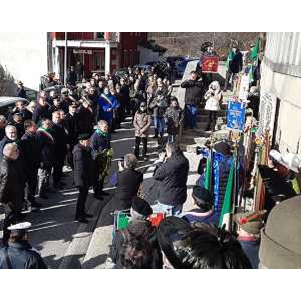 Davanti alla targa ai caduti in guerra, a Canebola - Davanti alla targa ai caduti in guerra, a Canebola