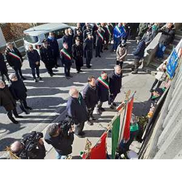 Il presidente Volpetti, il ministro Ciriani, il sindaco Zani e il presidente Zanin davanti alla targa ai caduti in guerra, a Canebola - Il presidente Volpetti, il ministro Ciriani, il sindaco Zani e il presidente Zanin davanti alla targa ai caduti in guerra, a Canebola