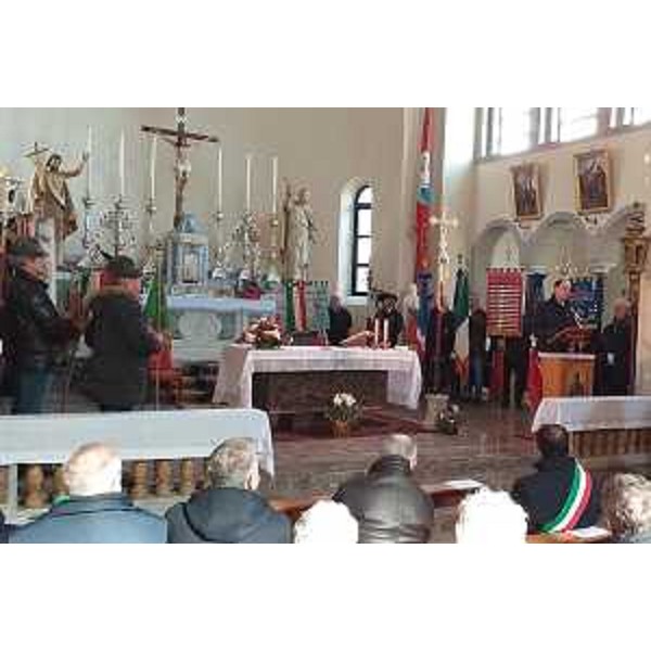 Il ministro Luca Ciriani in chiesa, a Canebola - Il ministro Luca Ciriani in chiesa, a Canebola