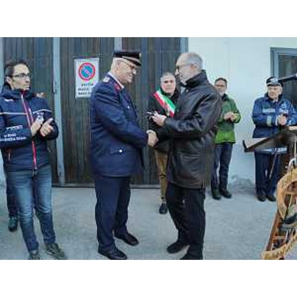 Il vicegovernatore Riccardo Riccardi consegna le chiavi della nuova autobotte al Corpo Pompieri Volontari di Camporosso - Il vicegovernatore Riccardo Riccardi consegna le chiavi della nuova autobotte al Corpo Pompieri Volontari di Camporosso