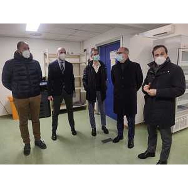 Il vicegovernatore Riccardo Riccardi (secondo da destra) al Punto di primo intervento di Gemona - Il vicegovernatore Riccardo Riccardi (secondo da destra) al Punto di primo intervento di Gemona