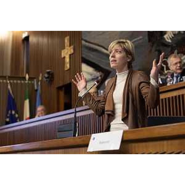 L'assessore Fvg alle Finanze, Barbara Zilli, mentre spiega all'Aula i motivi del no alla richiesta di procedura d'urgenza per la pdl 194 - L'assessore Fvg alle Finanze, Barbara Zilli, mentre spiega all'Aula i motivi del no alla richiesta di procedura d'urgenza per la pdl 194