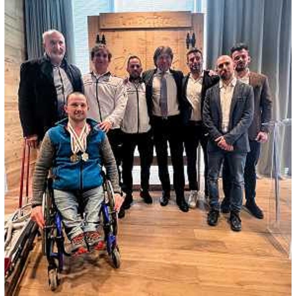 L'assessore regionale Bini in una foto di gruppo con atleti e allenatori - L'assessore regionale Bini in una foto di gruppo con atleti e allenatori