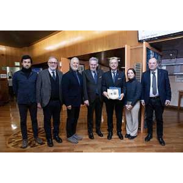 Il presidente Piero Mauro Zanin (terzo da destra) posa per la foto di gruppo al termine della presentazione. Il consigliere Emanuele Zanon è il secondo da sinistra - Il presidente Piero Mauro Zanin (terzo da destra) posa per la foto di gruppo al termine della presentazione. Il consigliere Emanuele Zanon è il secondo da sinistra