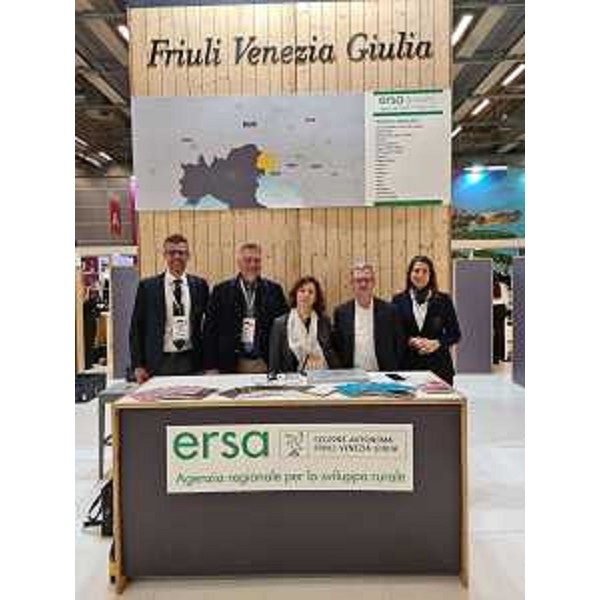 L'assessore regionale alle Risorse agroalimentari, forestali, ittiche e montagna Stefano Zannier (secondo da destra) allo stand dell'Ersa al Wine Paris-Vinexpo Paris - L'assessore regionale alle Risorse agroalimentari, forestali, ittiche e montagna Stefano Zannier (secondo da destra) allo stand dell'Ersa al Wine Paris-Vinexpo Paris 