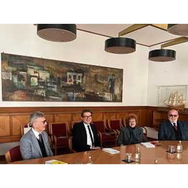 L'assessore regionale alla Cultura, Tiziana Gibelli, con il console generale della Repubblica di Slovenia, Gregor Suc, assieme al presidente del Gruppo europeo di cooperazione territoriale a Gorizia, Paolo Petiziol e al sindaco di Gorizia Rodolfo Ziberna. - L'assessore regionale alla Cultura, Tiziana Gibelli, con il console generale della Repubblica di Slovenia, Gregor Suc, assieme al presidente del Gruppo europeo di cooperazione territoriale a Gorizia, Paolo Petiziol e al sindaco di Gorizia Rodolfo Ziberna.