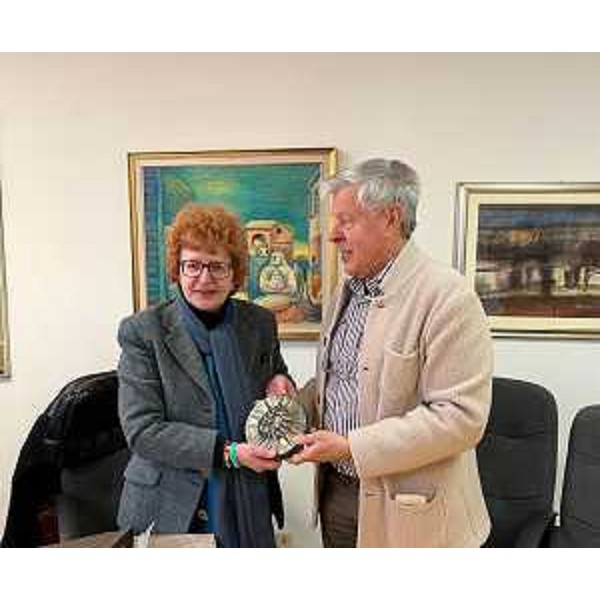 L'assessore regionale alla Cultura, Tiziana Gibelli, riceve il simbolo del Kulturni Dom dal presidente Igor Komel. - L'assessore regionale alla Cultura, Tiziana Gibelli, riceve il simbolo del Kulturni Dom dal presidente Igor Komel.