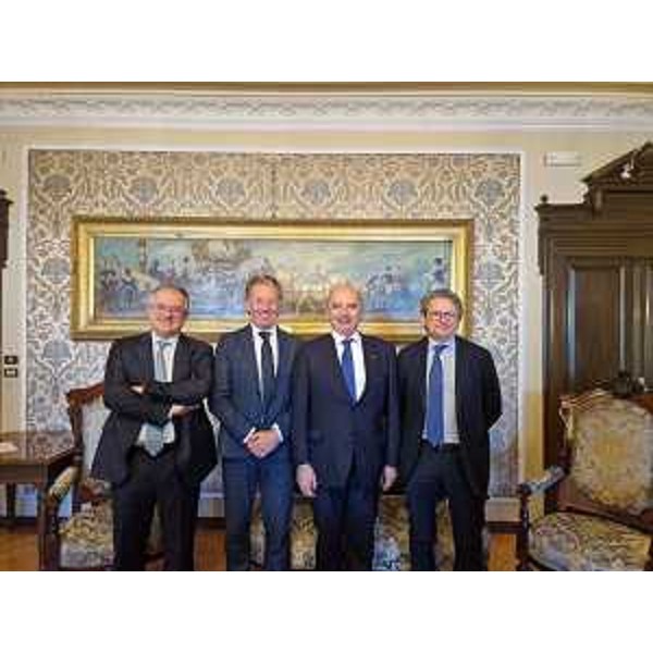 L'assessore regionale alla Difesa dell'ambiente, Energia e Sviluppo sostenibile Fabio Scoccimarro (secondo da sinistra) nel salotto Azzurro del municipio di Trieste con l'amministratore delegato di AcagasApsAmga Roberto Gasparetto, il sindaco di Trieste Roberto Dipiazza e il presidente dell'Autorità di sistema portuale Zeno D'Agostino - L'assessore regionale alla Difesa dell'ambiente, Energia e Sviluppo sostenibile Fabio Scoccimarro (secondo da sinistra) nel salotto Azzurro del municipio di Trieste con l'amministratore delegato di AcagasApsAmga Roberto Gasparetto, il sindaco di Trieste Roberto Dipiazza e il presidente dell'Autorità di sistema portuale Zeno D'Agostino