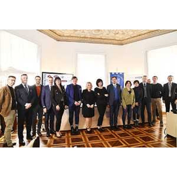 L'assessore regionale al Lavoro Alessia Rosolen assieme ai rappresentanti delle 11 imprese triestine che cercano oltre 150 profili da inserire nei loro organici - L'assessore regionale al Lavoro Alessia Rosolen assieme ai rappresentanti delle 11 imprese triestine che cercano oltre 150 profili da inserire nei loro organici