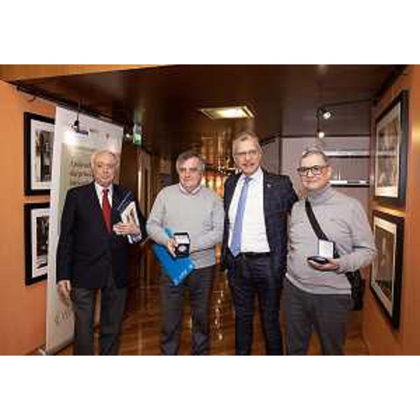 Il presidente del Consiglio regionale, Piero Mauro Zanin, nel momento della consegna del sigillo a Gianfranco Ellero, Geremia Gomboso e Auro D'Angelo - Il presidente del Consiglio regionale, Piero Mauro Zanin, nel momento della consegna del sigillo a Gianfranco Ellero, Geremia Gomboso e Auro D'Angelo