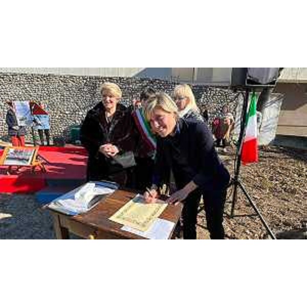 Un momento della cerimonia della posa della prima pietra della nuova scuola primaria E. De Amicis a Remanzacco con l'assessore regionale alle Finanze Barbara Zilli. - Un momento della cerimonia della posa della prima pietra della nuova scuola primaria E. De Amicis a Remanzacco con l'assessore regionale alle Finanze Barbara Zilli.