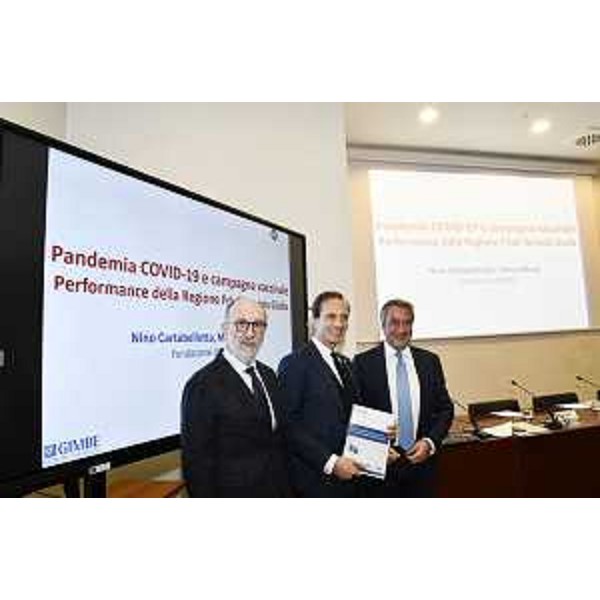 Il governatore del Friuli Venezia Giulia Massimiliano Fedriga (al centro) con il vicegovernatore Riccardo Riccardi e il presidente della Fondazione Gimbe Nino Cartabellotta - Il governatore del Friuli Venezia Giulia Massimiliano Fedriga (al centro) con il vicegovernatore Riccardo Riccardi e il presidente della Fondazione Gimbe Nino Cartabellotta