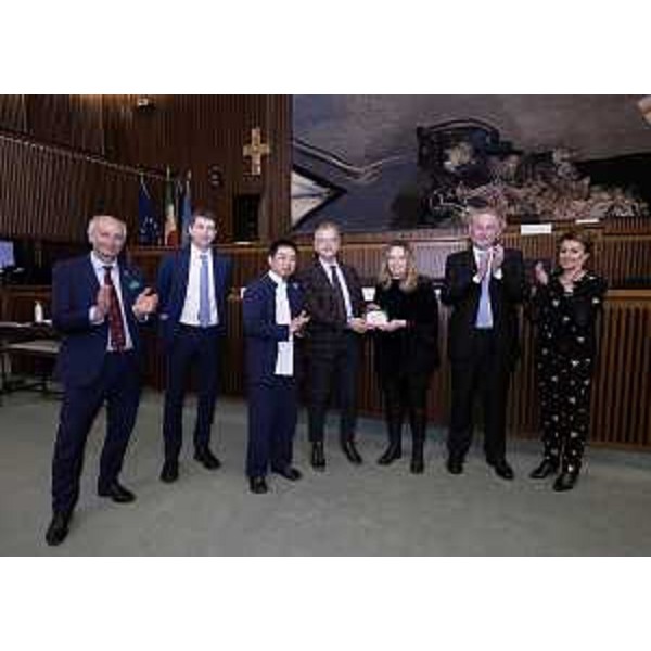 Il presidente del Cr Fvg, Piero Mauro Zanin, tra il maestro Liu Yuwei e la presidente Marika Maschietto. Presenti i consiglieri, Alfonso Singh, Andrea Ussai, Alessandro Basso e Mara Piccin - Il presidente del Cr Fvg, Piero Mauro Zanin, tra il maestro Liu Yuwei e la presidente Marika Maschietto. Presenti i consiglieri, Alfonso Singh, Andrea Ussai, Alessandro Basso e Mara Piccin