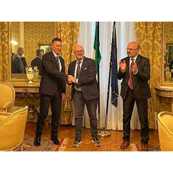 L'assessore regionale al Patrimonio, Demanio, Servizi generali e sistemi informativi, Sebastiano Callari con il nipote di Aristide Fedon,deportato nel 1945 e il prefetto di Gorizia. - L'assessore regionale al Patrimonio, Demanio, Servizi generali e sistemi informativi, Sebastiano Callari con il nipote di Aristide Fedon,deportato nel 1945 e il prefetto di Gorizia.