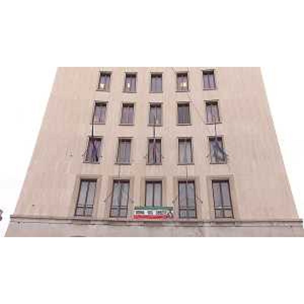 Lo striscione dedicato alle donne iraniane sulla facciata del Consiglio regionale, a Trieste - Lo striscione dedicato alle donne iraniane sulla facciata del Consiglio regionale, a Trieste