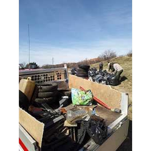Un momento della raccolta dei rifiuti durante la tappa del secondo Giro d'Italia plogging in località Cascatelle borgo San Sergio a Trieste. - Un momento della raccolta dei rifiuti durante la tappa del secondo Giro d'Italia plogging in località Cascatelle borgo San Sergio a Trieste.