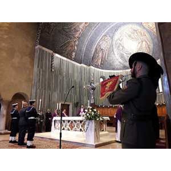 Un momento della celebrazione del Precetto pasquale interforze che si è tenuto a Trieste nella Cattedrale di San Giusto. - Un momento della celebrazione del Precetto pasquale interforze che si è tenuto a Trieste nella Cattedrale di San Giusto. 
