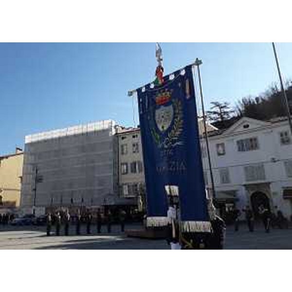 Un momento della cerimonia dell'alzabandiera che si è tenuto a Gorizia - Un momento della cerimonia dell'alzabandiera che si è tenuto a Gorizia 