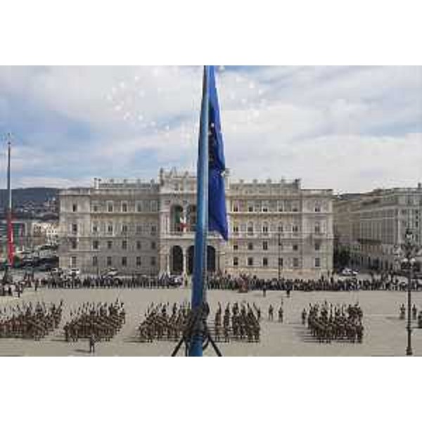 Foto dall'alto della cerimonia a Trieste in piazza Unità d'Italia. - Foto dall'alto della cerimonia a Trieste in piazza Unità d'Italia.