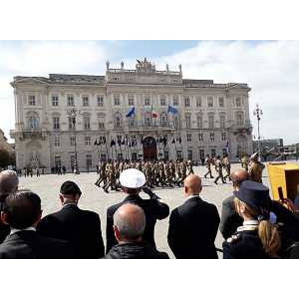 I saluti ufficiali per il rientro del Reggimento "Piemonte Cavalleria". - I saluti ufficiali per il rientro del Reggimento "Piemonte Cavalleria".
