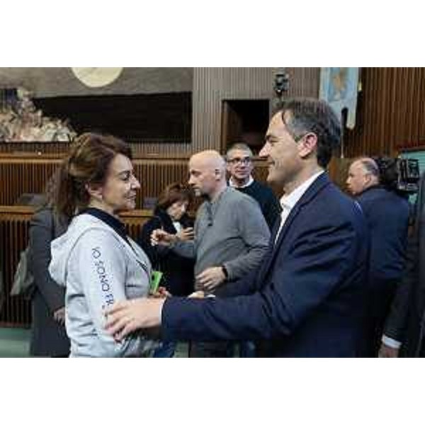 Massimo Moretuzzo mentre saluta l'ex consigliera regionale di Forza Italia, Mara Piccin - Massimo Moretuzzo mentre saluta l'ex consigliera regionale di Forza Italia, Mara Piccin