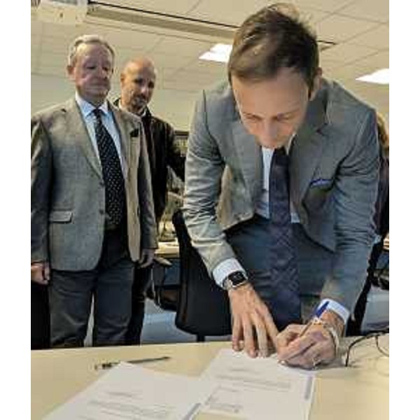 Il presidente Massimiliano Fedriga firma i documenti relativi alla sua proclamazione, nella sede della Regione di via Sabbadini a Udine - Il presidente Massimiliano Fedriga firma i documenti relativi alla sua proclamazione, nella sede della Regione di via Sabbadini a Udine