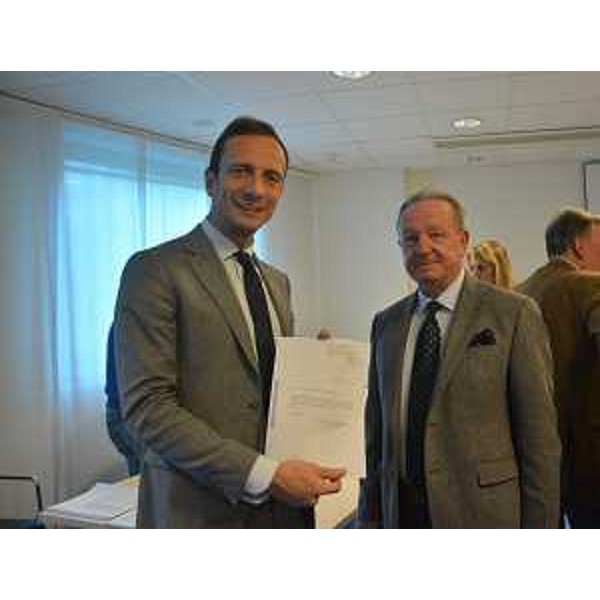 Il presidente Massimiliano Fedriga con Dario Grohmann (a destra), presidente della Commissione elettorale - Il presidente Massimiliano Fedriga con Dario Grohmann (a destra), presidente della Commissione elettorale