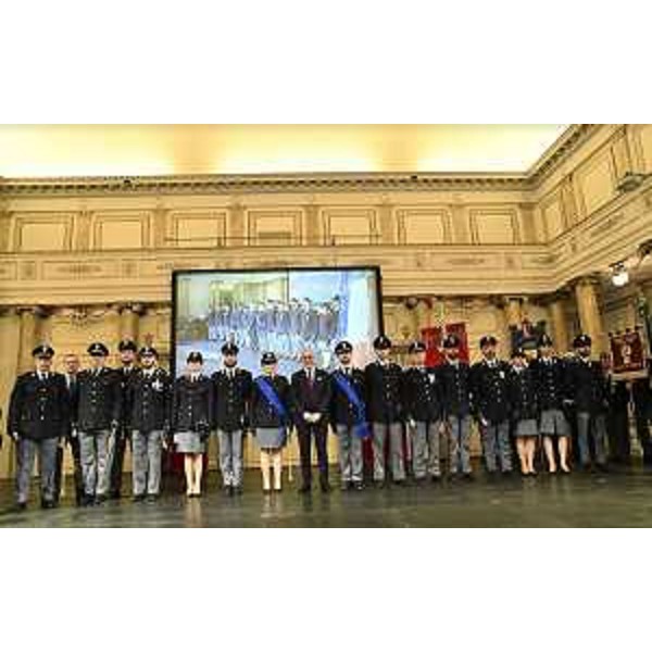 Gli agenti e ufficiali della Polizia di Stato che si sono contraddistinti in diverse attività - Gli agenti e ufficiali della Polizia di Stato che si sono contraddistinti in diverse attività