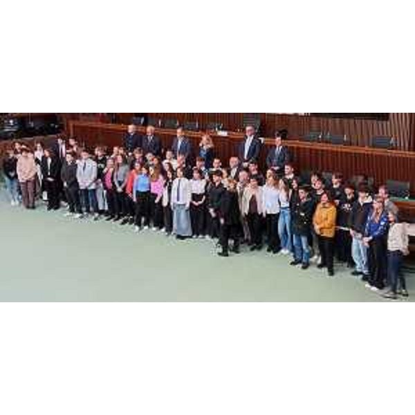 La foto di gruppo con gli studenti che hanno partecipato al bando Aiccre - La foto di gruppo con gli studenti che hanno partecipato al bando Aiccre
