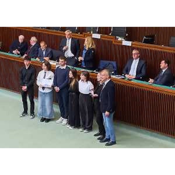 Gli studenti del Percoto di Udine assieme al presidente Zanin (primo da destra) durante la premiazione - Gli studenti del Percoto di Udine assieme al presidente Zanin (primo da destra) durante la premiazione