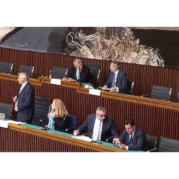 I banchi della presidenza con Zanin e Francesco Russo (in alto a destra), il presidente dell'Aiccre Franco Brussa (primo da sinistra, sotto) e altri membri del direttivo dell'Associazione - I banchi della presidenza con Zanin e Francesco Russo (in alto a destra), il presidente dell'Aiccre Franco Brussa (primo da sinistra, sotto) e altri membri del direttivo dell'Associazione