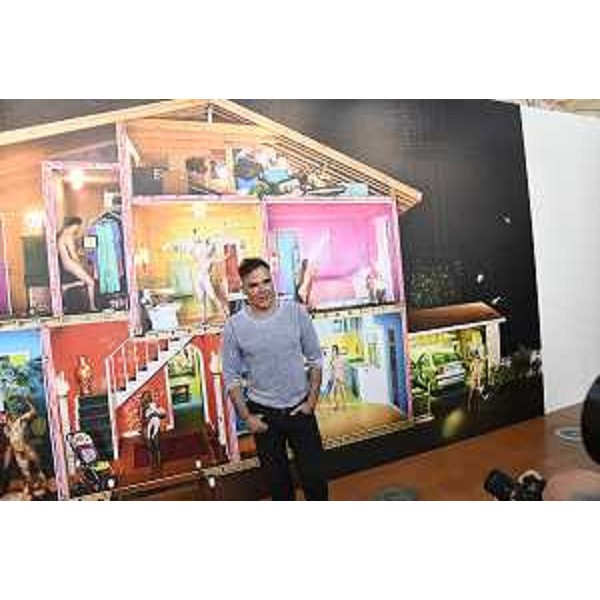 David LaChapelle davanti a una delle sue opere. - David LaChapelle davanti a una delle sue opere.