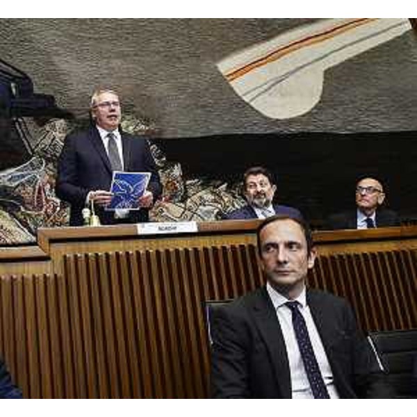 Il governatore Massimiliano Fedriga mentre il neopresidente del Consiglio regionale Mauro Bordin pronuncia il suo intervento in Aula. - Il governatore Massimiliano Fedriga mentre il neopresidente del Consiglio regionale Mauro Bordin pronuncia il suo intervento in Aula.