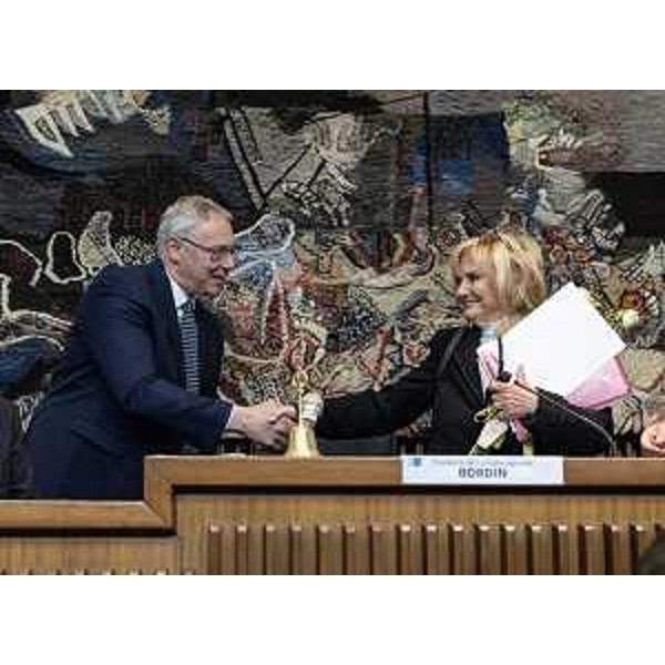 Le congratulazioni della consigliera più anziana, la dem Laura Fasiolo, al neoeletto presidente Mauro Bordin - Le congratulazioni della consigliera più anziana, la dem Laura Fasiolo, al neoeletto presidente Mauro Bordin