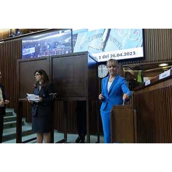 La consigliera leghista Lucia Buna durante la fase del voto - La consigliera leghista Lucia Buna durante la fase del voto