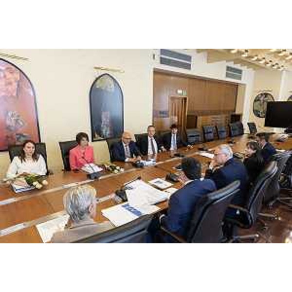 Prima riunione del nuovo Ufficio di presidenza: da sx in alto Manuela Celotti (Pd), Giulia Massolino (Patto), Michele Lobianco (FI), Francesco Russo (Pd) e Simone Polesello (Lega); in basso, al centro il neo presidente del Cr Fvg, Mauro Bordin - Prima riunione del nuovo Ufficio di presidenza: da sx in alto Manuela Celotti (Pd), Giulia Massolino (Patto), Michele Lobianco (FI), Francesco Russo (Pd) e Simone Polesello (Lega); in basso, al centro il neo presidente del Cr Fvg, Mauro Bordin