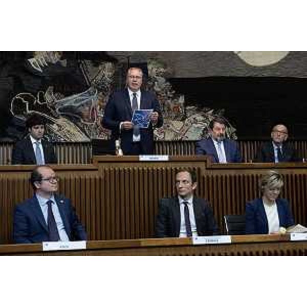 Il nuovo presidente del Consiglio regionale, Mauro Bordin, durante il suo discorso di insediamento. Sotto, i banchi della Giunta con al centro il governatore Massimiliano Fedriga - Il nuovo presidente del Consiglio regionale, Mauro Bordin, durante il suo discorso di insediamento. Sotto, i banchi della Giunta con al centro il governatore Massimiliano Fedriga