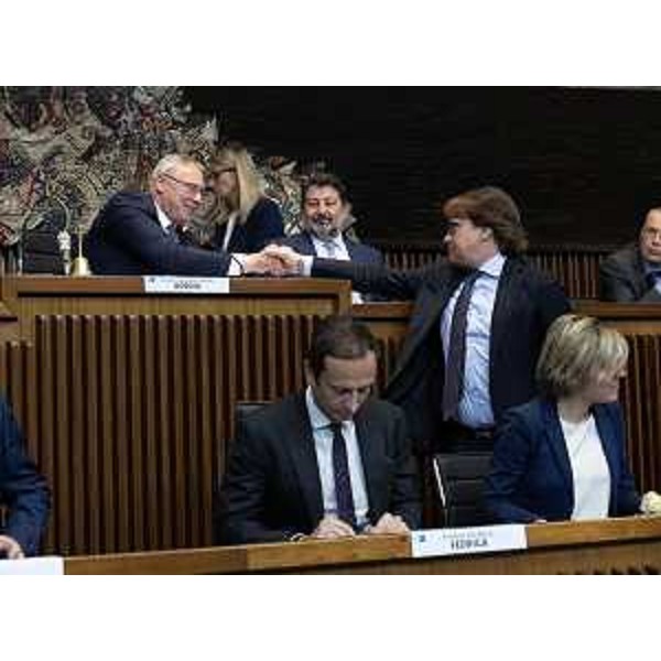 Il neo presidente del Cr Fvg, Mauro Bordin, complimentato dal confermato assessore regionale ad Attività produttive e Turismo, Sergio Emidio Bini - Il neo presidente del Cr Fvg, Mauro Bordin, complimentato dal confermato assessore regionale ad Attività produttive e Turismo, Sergio Emidio Bini