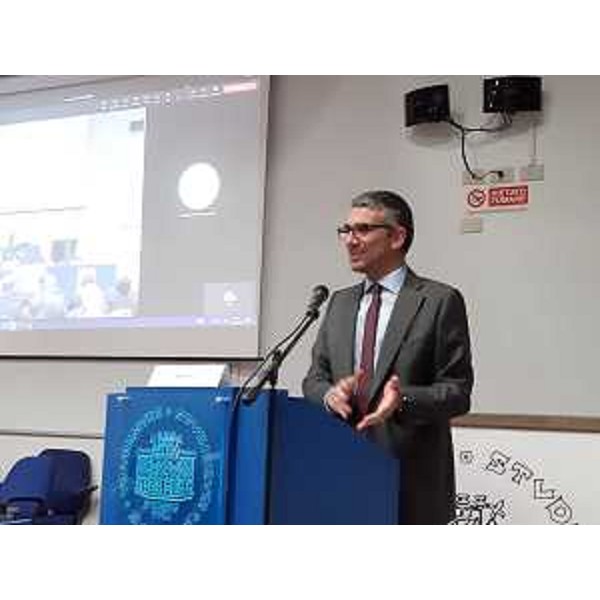L'assessore Pierpaolo Roberti mentre interviene al convegno - L'assessore Pierpaolo Roberti mentre interviene al convegno