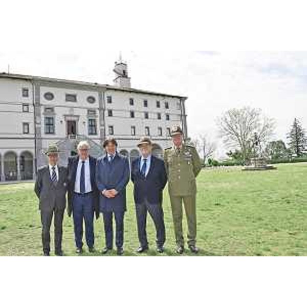 Da sinistra: Dante Soravito de Franceschi (presidente Ana Udine), Alberto Felice De Toni (sindaco Udine), Sergio Emidio Bini (assessore regionale Att. produttive e Turismo), Sebastiano Favero (presidente nazionale Ana), gen. Matteo Spreafico. - Da sinistra: Dante Soravito de Franceschi (presidente Ana Udine), Alberto Felice De Toni (sindaco Udine), Sergio Emidio Bini (assessore regionale Att. produttive e Turismo), Sebastiano Favero (presidente nazionale Ana), gen. Matteo Spreafico. 