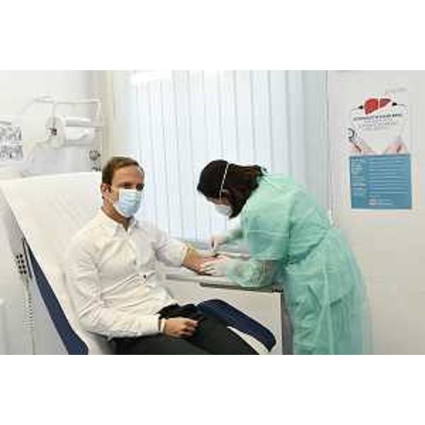 Il governatore mentre si sottopone al prelievo del sangue nell'ambito della campagna di prevenzione per l'epatite C - Il governatore mentre si sottopone al prelievo del sangue nell'ambito della campagna di prevenzione per l'epatite C
