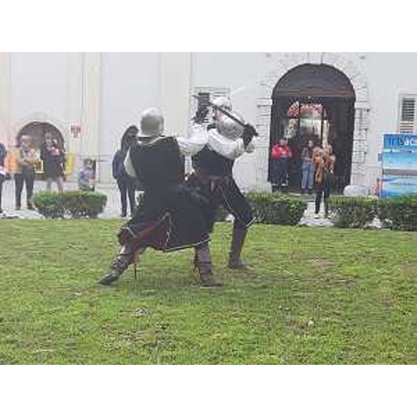 Fasi un combattimento medievale nel parco del municipio di Gorizia - Fasi un combattimento medievale nel parco del municipio di Gorizia