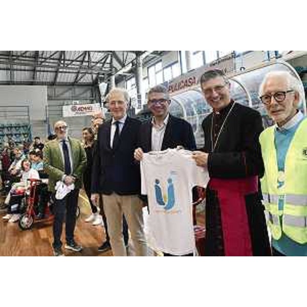 L'assessore Roberti (al centro) assieme all'assessore Tognili (a sinistra) e al vescovo Trevisi (a destra). - L'assessore Roberti (al centro) assieme all'assessore Tognili (a sinistra) e al vescovo Trevisi (a destra).